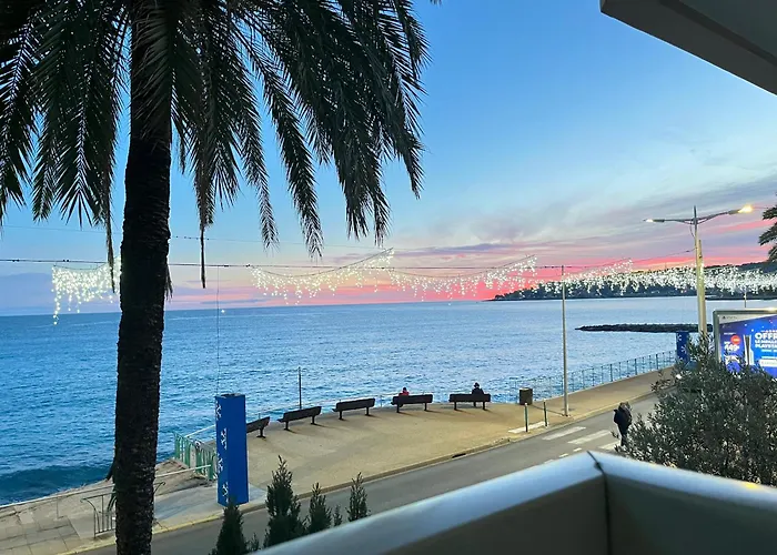 2 Pieces Climatise A Cote De La Rue Palmaro Menton