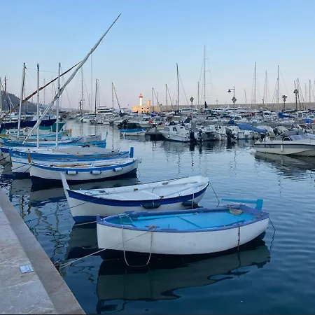 2 Pieces Climatise A Cote De La Rue Palmaro דירה