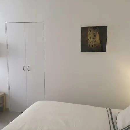 2 Pieces Climatise A Cote De La Rue Palmaro Apartment
