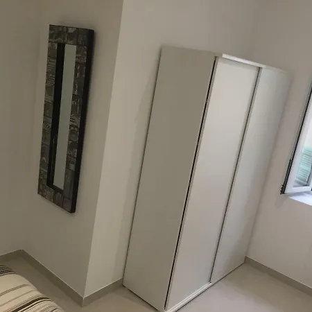 2 Pieces Climatise A Cote De La Rue Palmaro Apartment