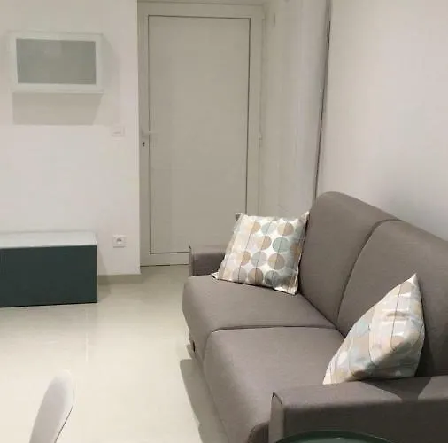 Deux Pièces Rue Piétonne Situation Idéale *