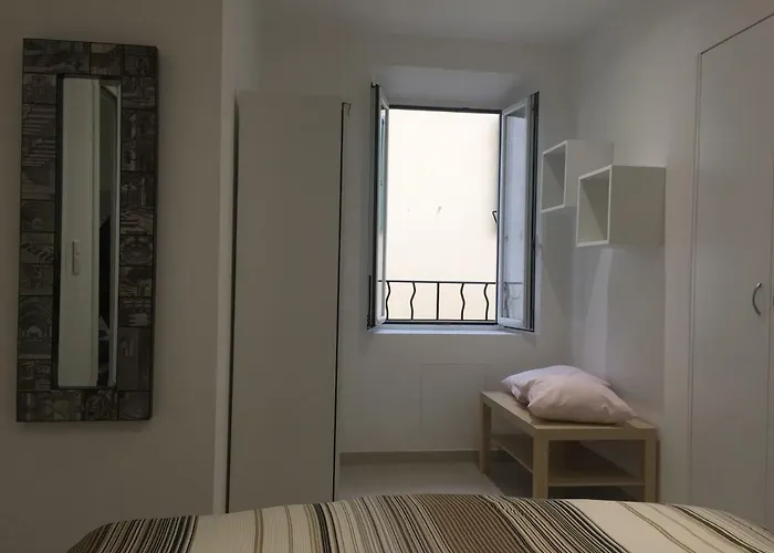 2 Pieces Climatise A Cote De La Rue Palmaro מנטון